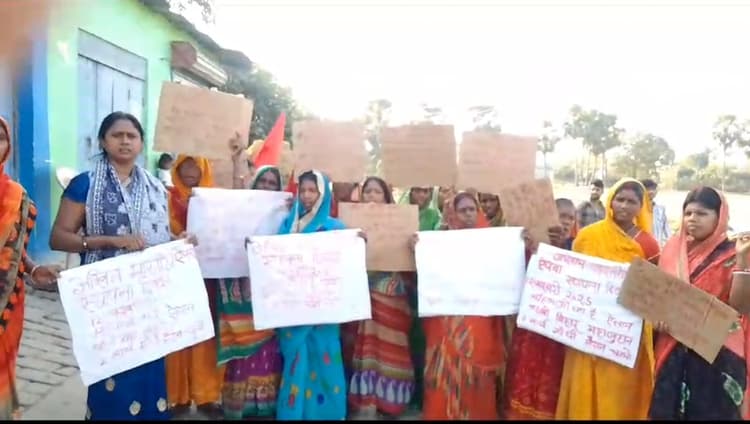 बिहार की बेटी के साथ बनारस में दुष्कर्म के बाद हत्या को लेकर महिलाओं ने किया विरोध प्रदर्शन