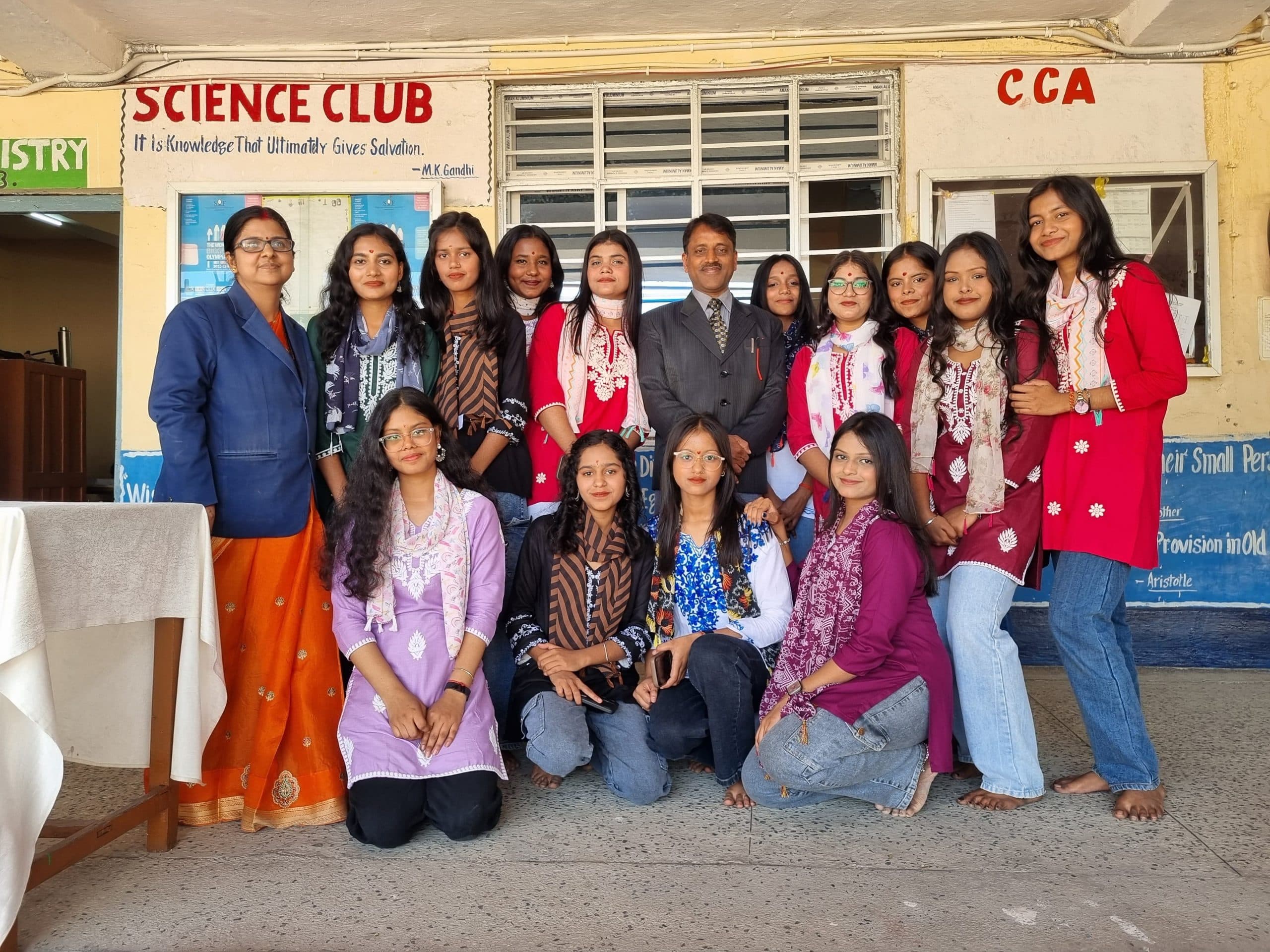 Giridih News :दयानंद सरस्वती के जन्मोत्सव पर 12वीं के विद्यार्थियों को दी गयी विदाई