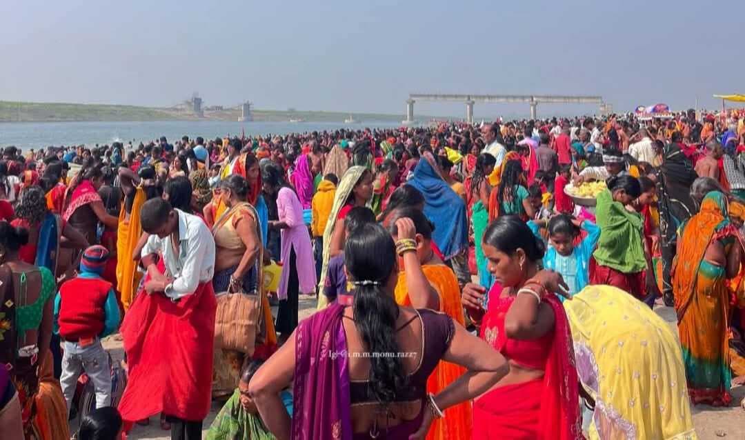 मटिहानी गंगा घाट पर उमड़ी श्रद्धालुओं की भीड़