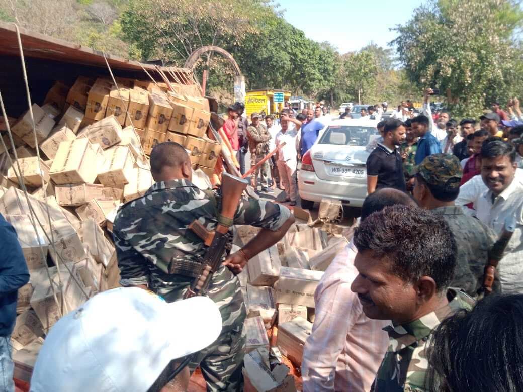 Giridih News :शराब लदे ट्रक के धक्के से युवती समेत तीन लोग घायल