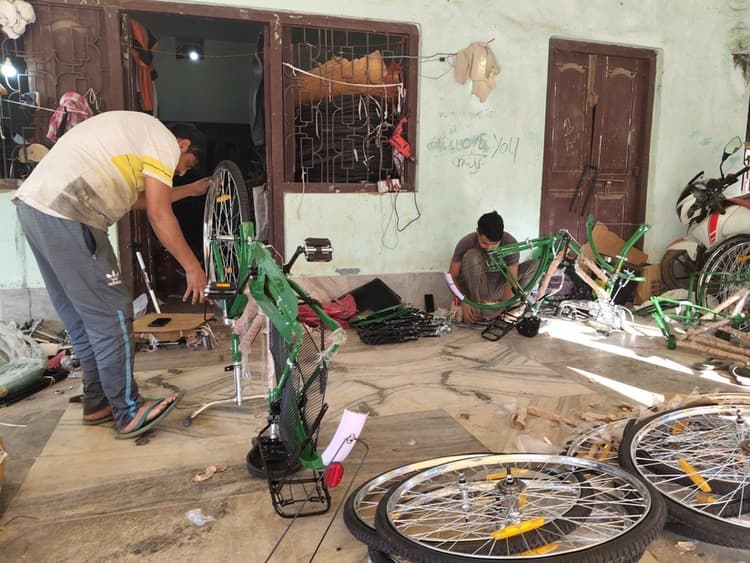 साइकिल वितरण के बाद मरम्मत के लिए जेब ढीली कर रहे छात्र, गुणवत्ता पर उठे सवाल