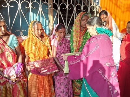 जरूरतमंद महिलाओं के बीच वस्त्र वितरण