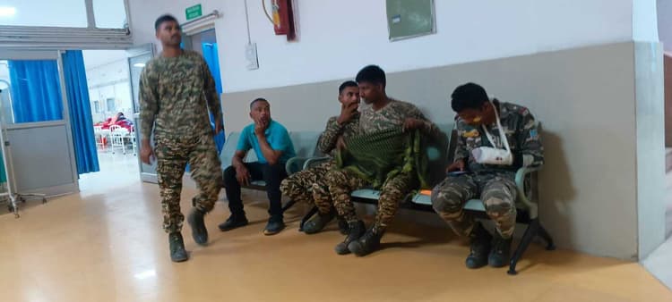 Chaibasa News : सोनुआ के लोंजो घाटी में अनियंत्रित होकर पिकअप पलटा, पुलिस अधिकारी समेत नौ जवान घायल