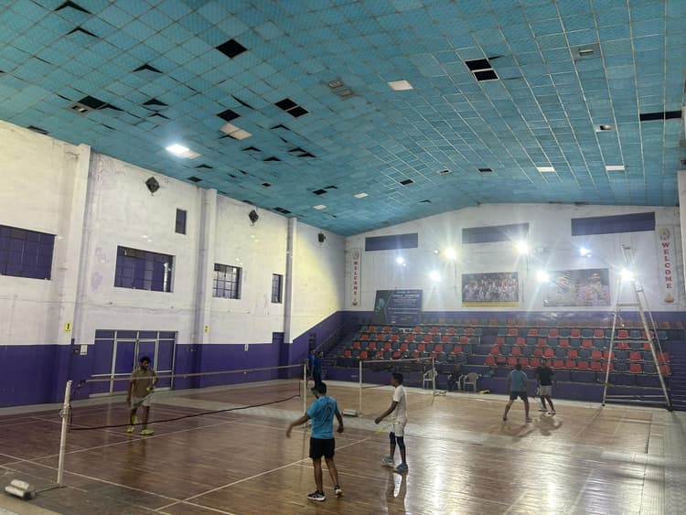 Dhanbad News : टूटा कोर्ट, कम रोशनी व सुविधाओं का टोटा, फिर भी बैडमिंटन में नाम रोशन कर रहे जिले के खिलाड़ी