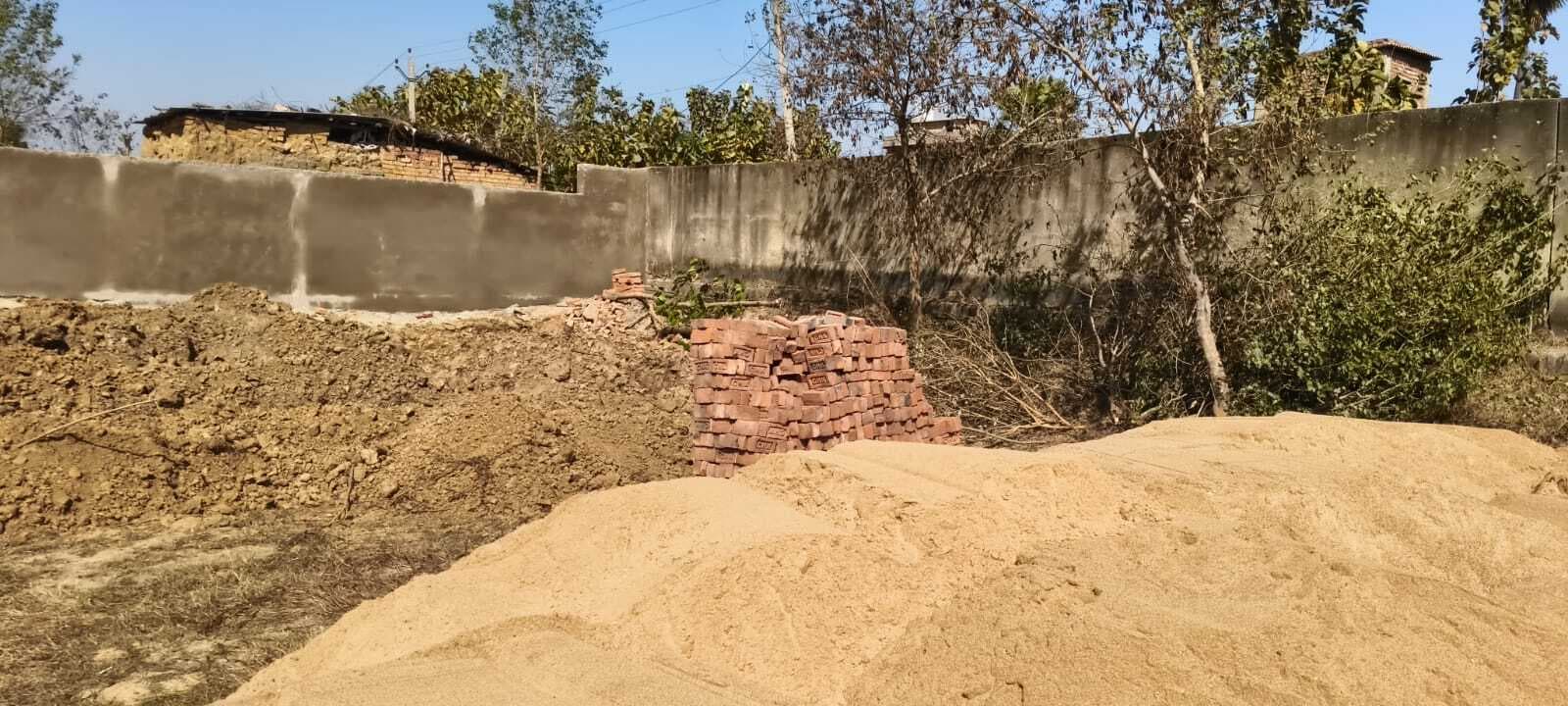 विद्यालय में कमरों का हो रहा निर्माण, नहीं लगाया गया कार्ययोजना का बोर्ड