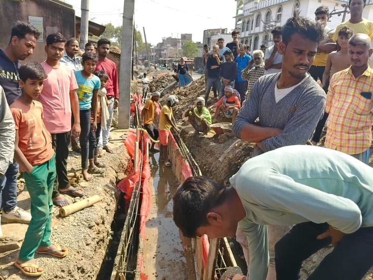 ग्रामीणों ने चांचकी में नाली निर्माण का काम कराया बंद