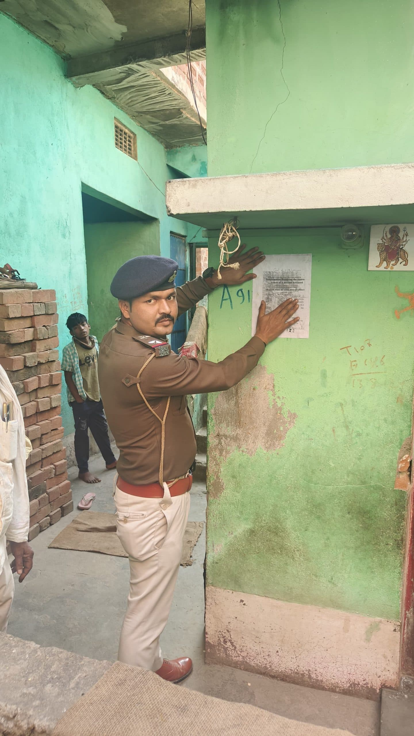 पुलिस दल पर हमला करने मामले के नौ आरोपियों के घर चिपकाया इश्तेहार