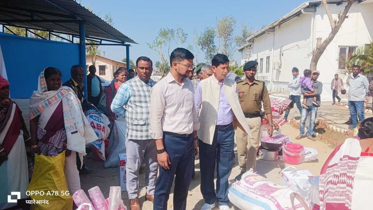 कटोरिया व धोरैया प्रखंड के आंगनबाड़ी सेविका के बीच बर्तन वितरित