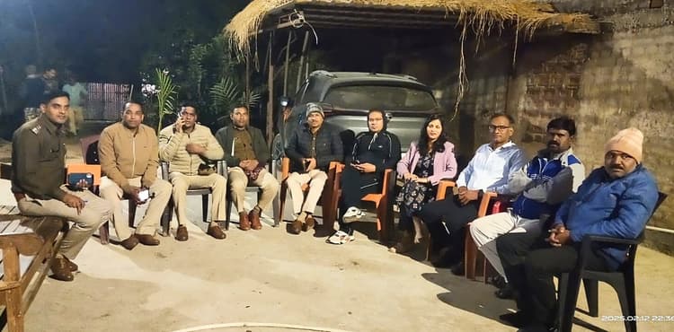 दो पक्षों के बीच मारपीट में चार घायल, गांव में तनाव, पुलिस कर रही कैंप