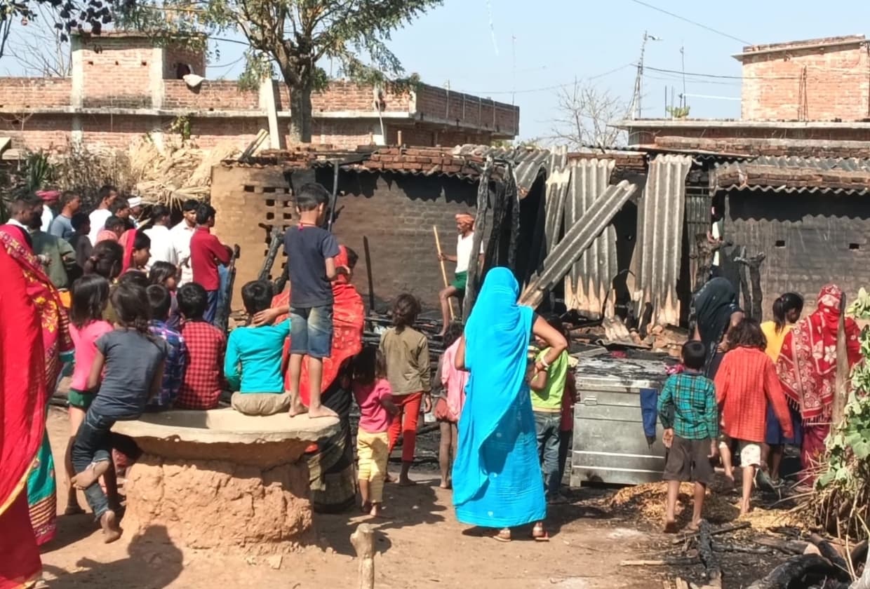 शॉर्ट सर्किट से घर में लगी आग, सामान जला