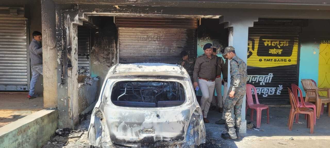 मुखिया के दरवाजे पर खड़ी कार में लगायी आग