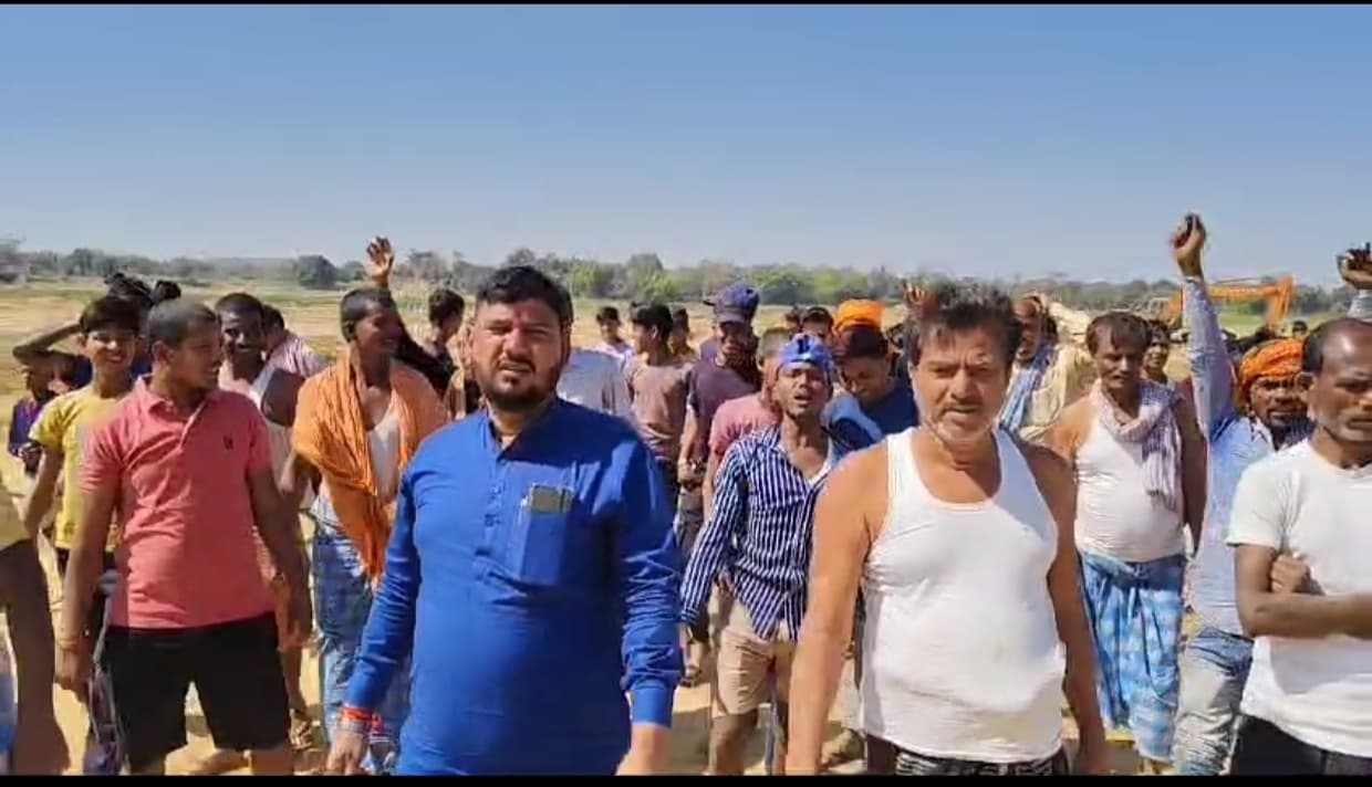 पोकलेन से ग्रामीणों पर हमले का किया प्रयास