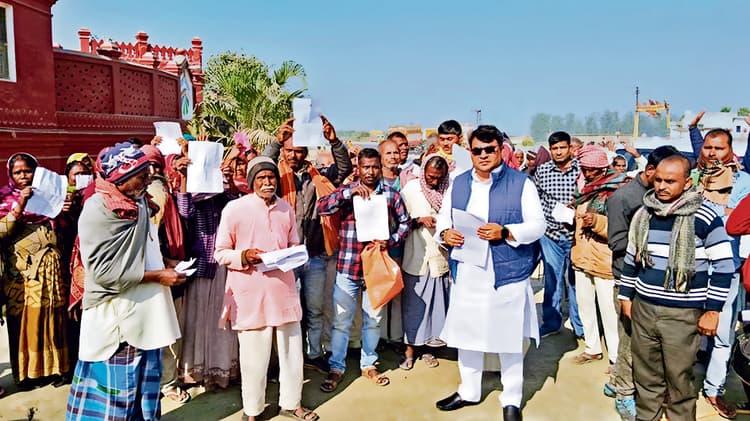 Gopalganj News : केसीसी के नाम पर करोड़ों रुपये का फर्जीवाड़ा, 16 वर्ष बाद बैंक ने भूमिहीन सैकड़ों बाढ़पीड़ितों को भेजा नोटिस