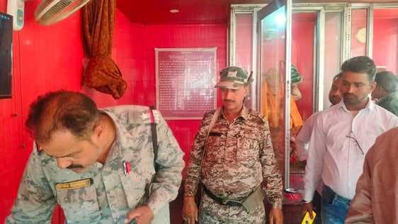 चोरों ने हनुमान मंदिर का ताला तोड़कर दान पेटी का पैसा निकाला