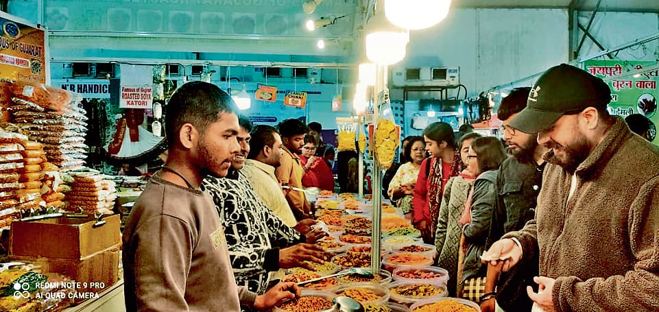 ranchi news : महिलाओं के लिए आकर्षण का केंद्र बनीं लद्दाख से लेकर सूरत की साड़ियां