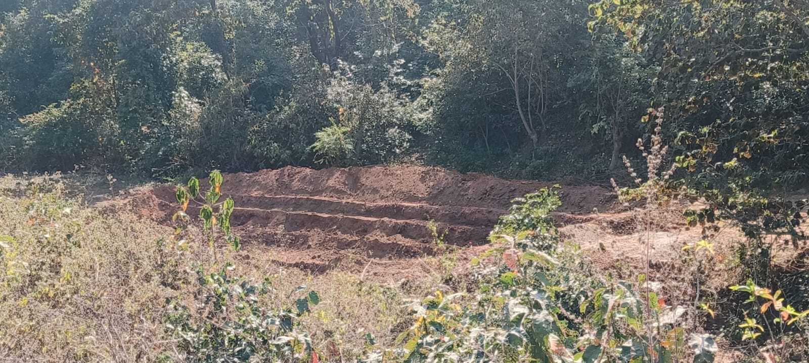 खबर छपने के बाद कुआं व डोभा निर्माण से हटायी गयी जेसीबी मशीन