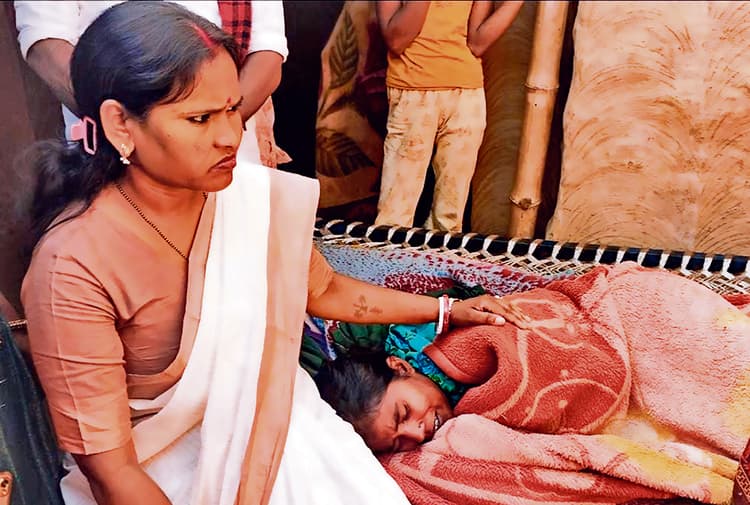 Gaya News : प्रयागराज जाने के दौरान ट्रेन से गिर जान गंवानेवालों के परिवार से मंत्री ने की मुलाकात