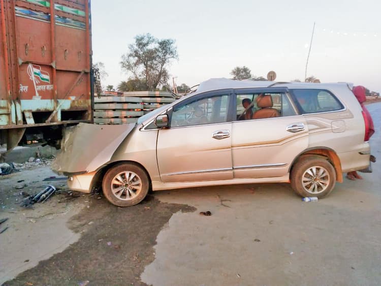 Gaya News : कार खड़े ट्रक से टकरायी, कुंभ से लौट रहे एक की मौत, छह घायल