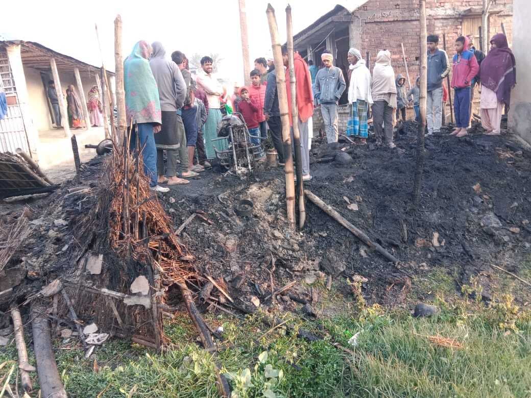 खशिया टोला में दो घर जले