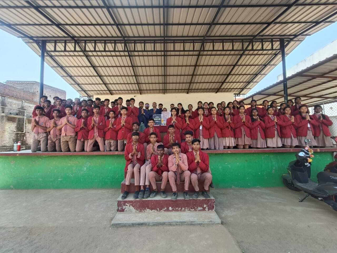 शिक्षकों व छात्रों ने पुलवामा हमले के शहीदों को किया याद