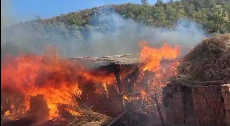 भीषण आगलगी में आठ झोपड़ी जलकर राख, लाखों की संपत्ति खाक