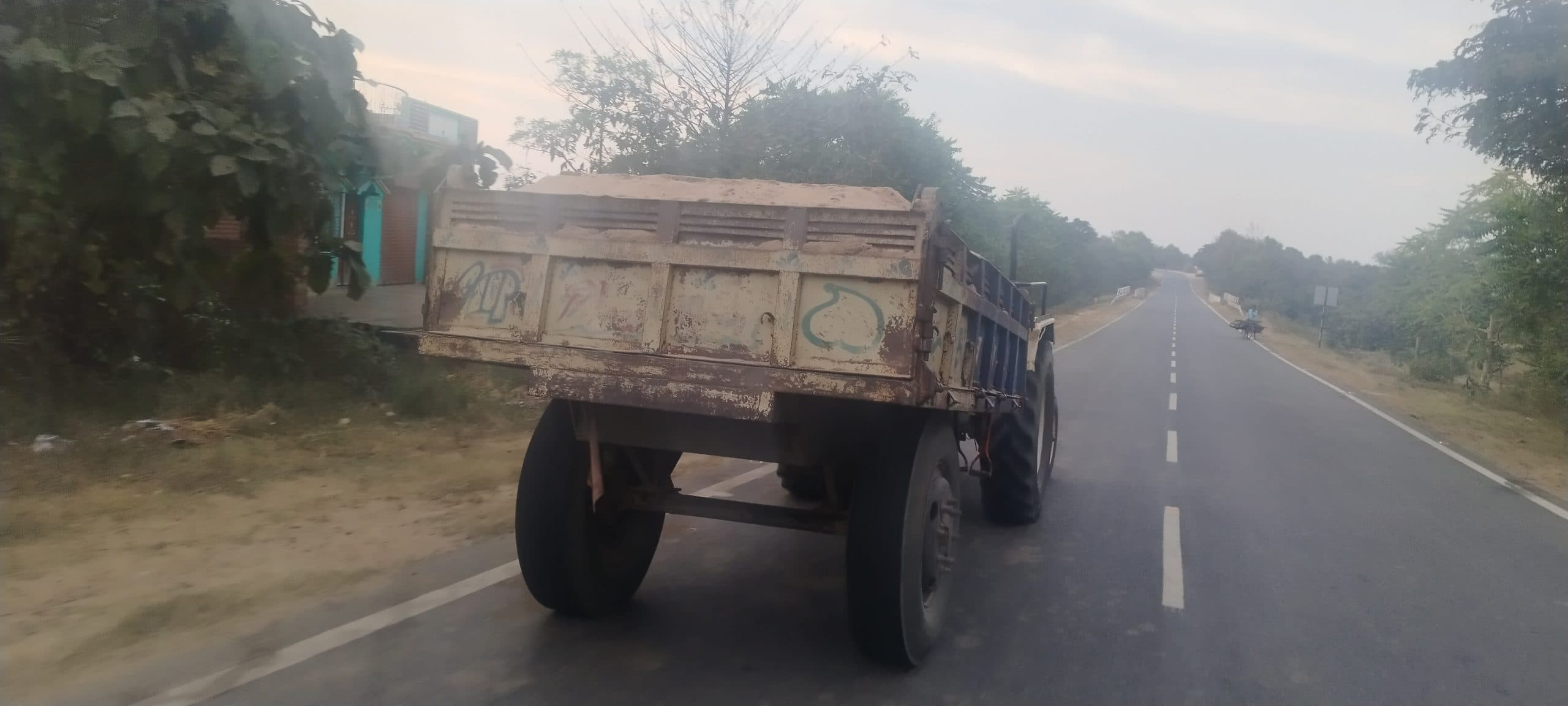 बालू लोड ट्रैक्टर व मछली लोड पिकअप ने हाइवे पर उड़ा रखी है राहगीरों की नींद