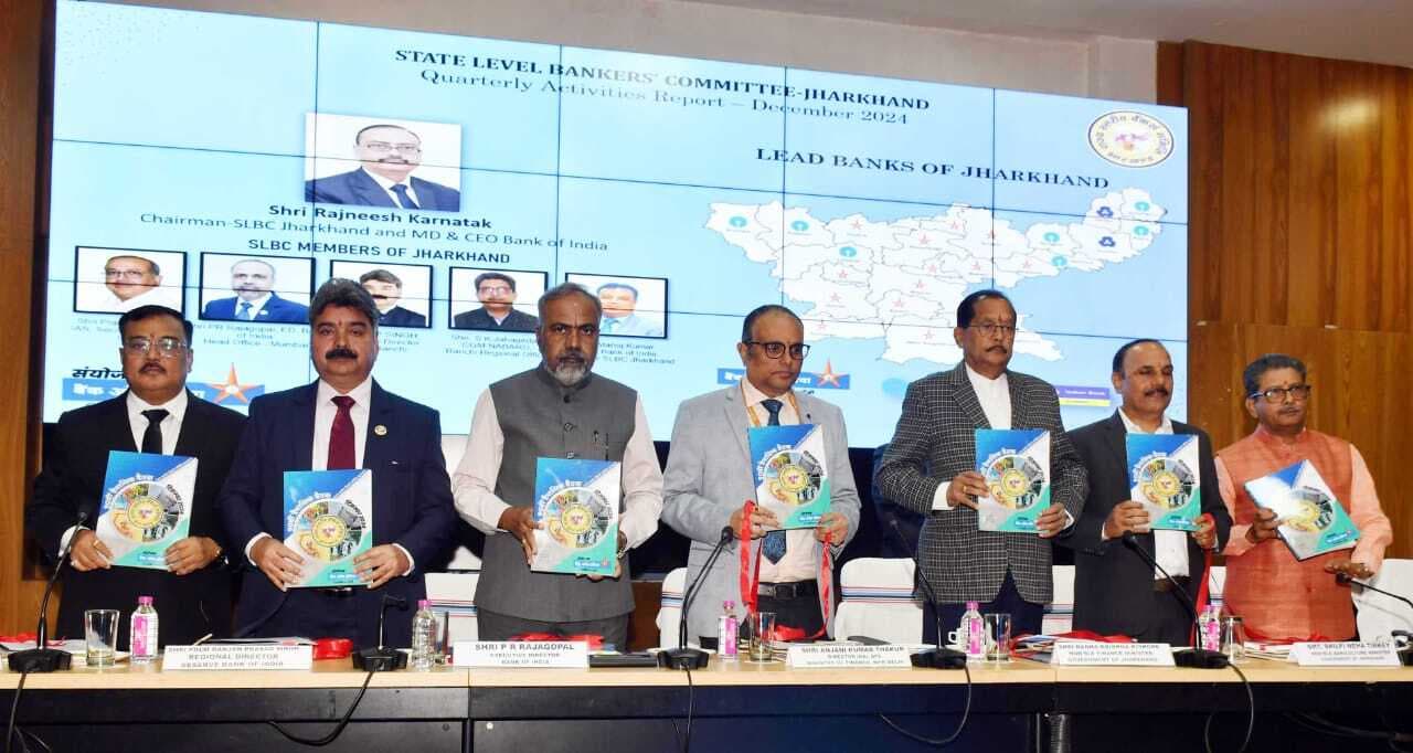 Ranchi news : मंत्री-विधायकों की नहीं, किसानों के हितों की चिंता करें बैंक : वित्त मंत्री