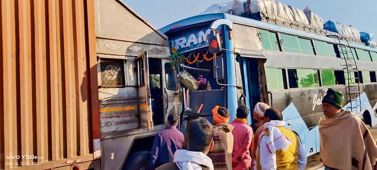 Buxar News: चंदा गांव के समीप ट्रक और बस की टक्कर में छह लोग हुए जख्मी