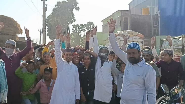 राइस मील से निकल रहे डस्ट से परेशान आक्रोशित ग्रामीणों ने किया सड़क जाम