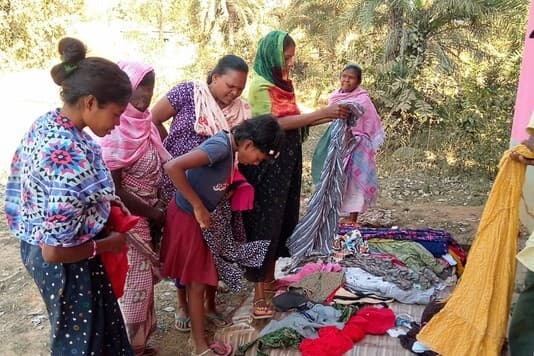 मानव सेवा आश्रम में किया गया वस्त्र वितरण