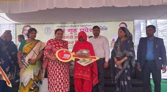 मंत्री अबुआ आवास के लाभुकों को सौंपी चाभी, गिनायी प्राथमिकताएं