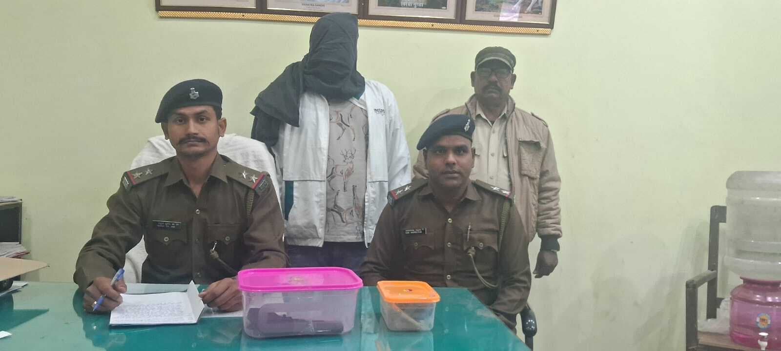 Dhanbad News: घर की छत से पिस्टल बरामद, पुलिस ने पति को भेजा जेल