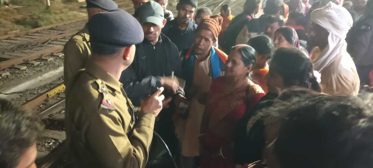 Dhanbad News:स्वर्ण जयंती एक्सप्रेस का गेट नहीं खोलने पर गोमो में खड़े यात्रियों ने किया हंगामा