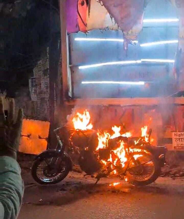 Ranchi News ::: वेलेंटाइन डे मनाने निकले युवक-युवती के बीच विवाद, बुलेट में लगायी आग