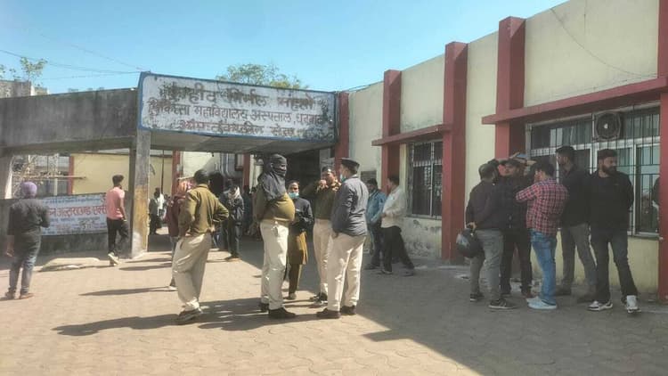 Dhanbad News: प्रसव के दौरान नवजात की मौत, एसएनएमएमसीएच में हंगामा