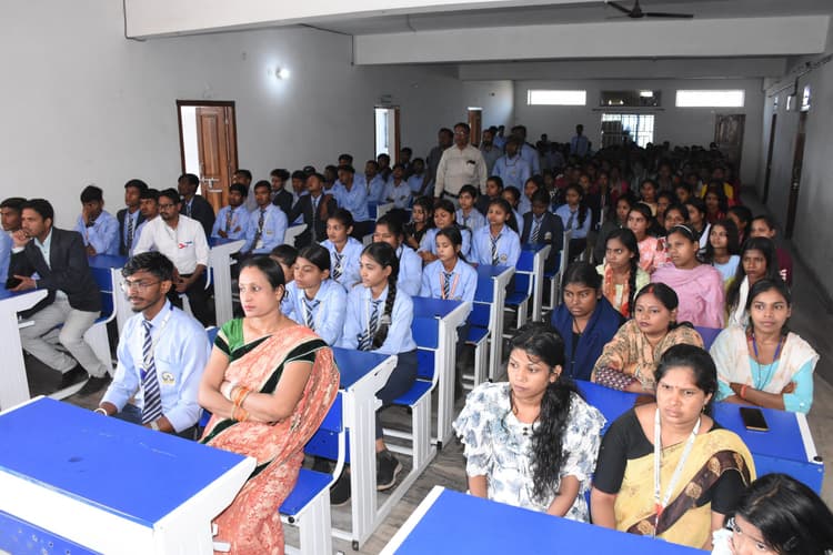 Dhanbad News : सतर्कता के बल ही साइबर फ्रॉड से बचाव संभव, किसी से भी निजी जानकारी साझा नहीं करें : डीएसपी