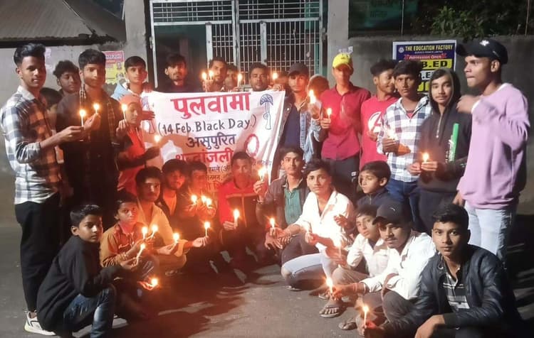 पुलवामा के शहीदों को दी श्रद्धांजलि