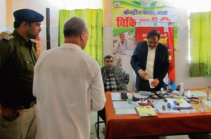 Gaya News : सेंट्रल जेल में 160 बंदियों को स्वास्थ्यकर्मियों ने खिलाई फाइलेरियारोधी दवा