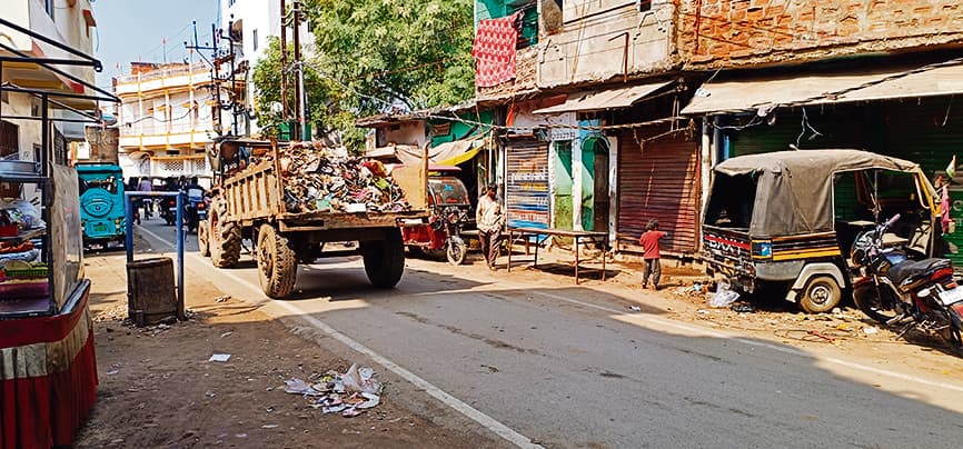 Gaya News : गया व बोधगया से खुले गाड़ियों में पहुंच रहा प्लांट तक कचरा