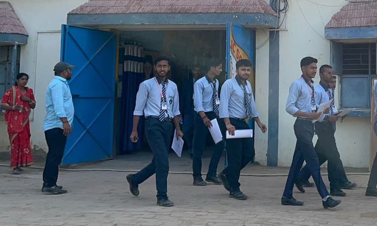 सीबीएसई बोर्ड की परीक्षा शुरू, पहले दिन हुई अंग्रेजी विषय की परीक्षा