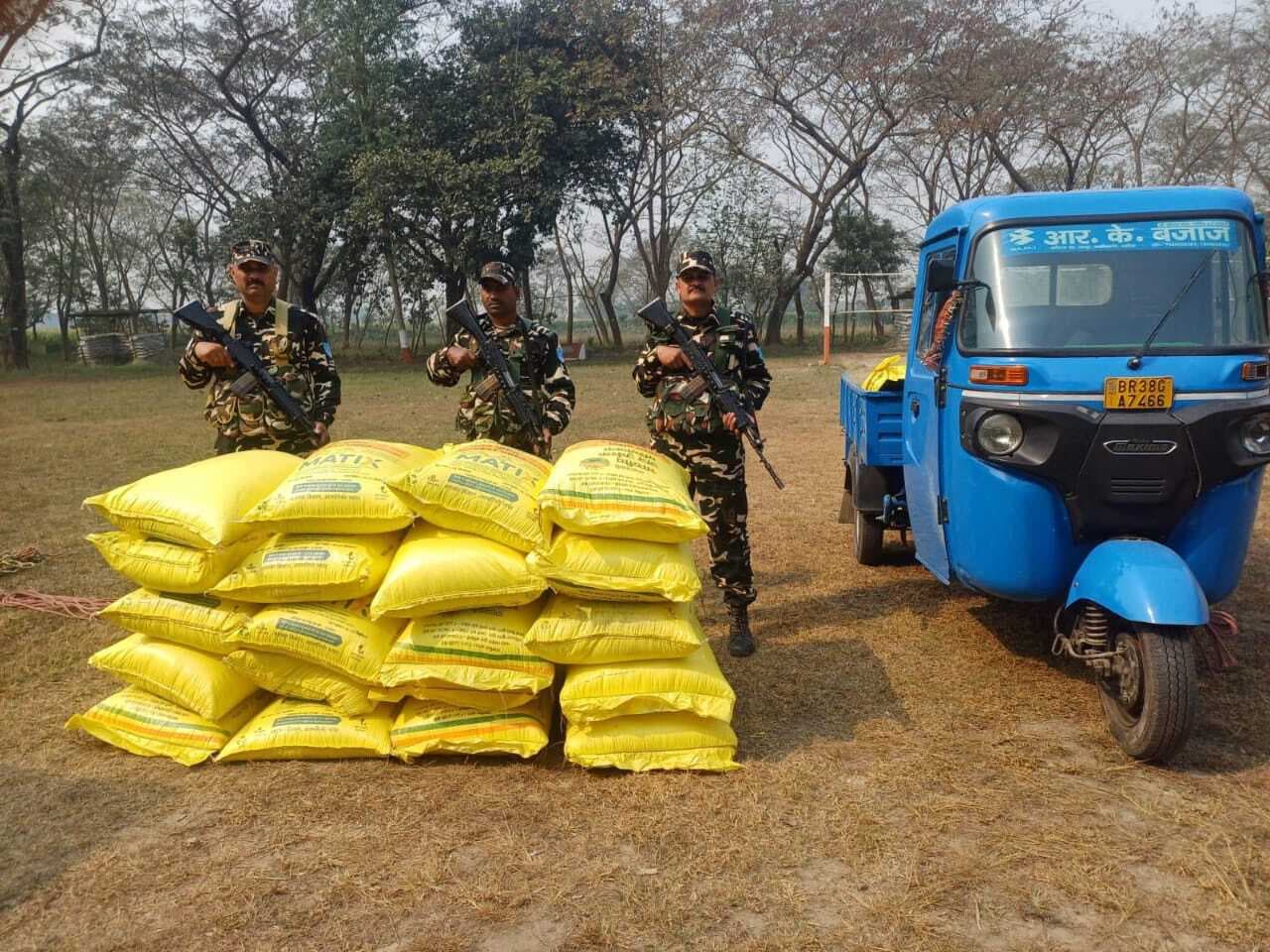 ऑटो सहित 28 बोरा यूरिया जब्त, चालक फरार