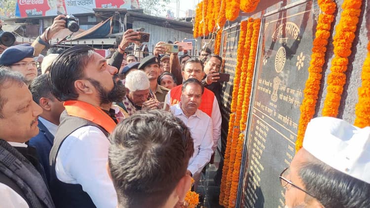 शहीद दिवस पर उप-मुख्यमंत्री ने तारापुर में लहराया 100 फीट ऊंचा तिरंगा