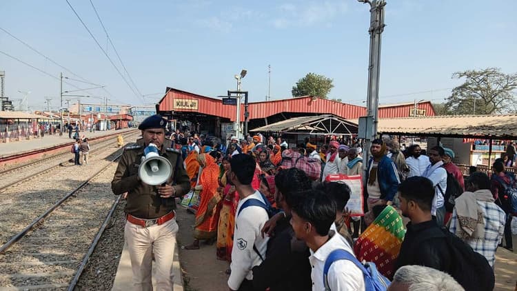 प्रयागराज की ओर जाने वाली ट्रेनों में यात्रियों की भीड़ बरकरार