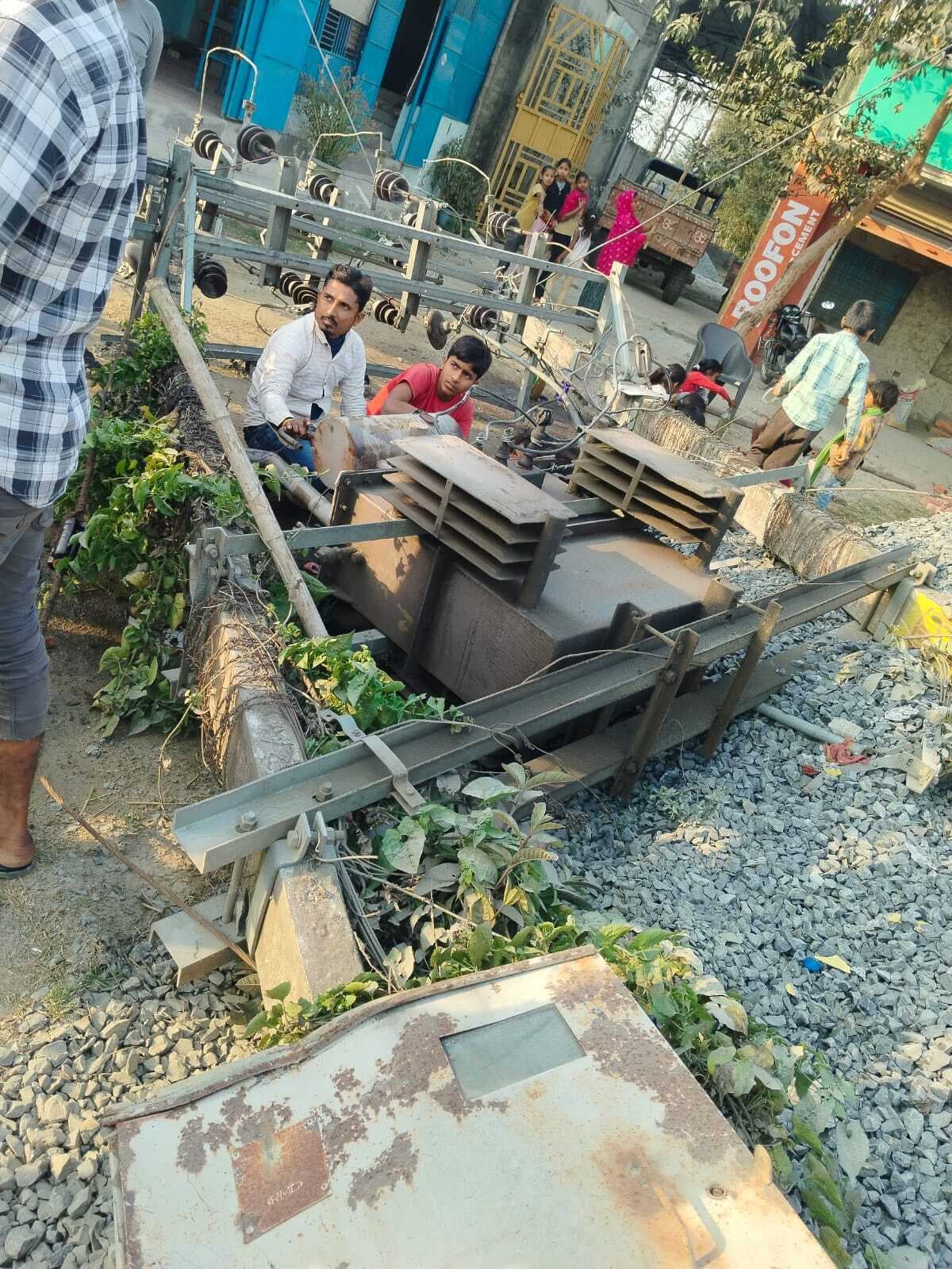 ट्रक ने पोल में मारी टक्कर, विद्युत आपूर्ति बाधित