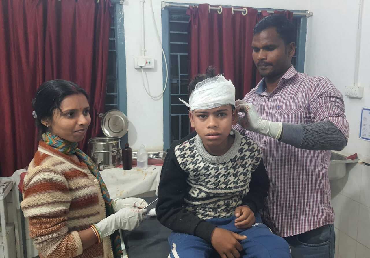 खेलने के दौरान ऊंट बना बच्चा पर बैठक था बालक, गिरकर हुआ जख्मी