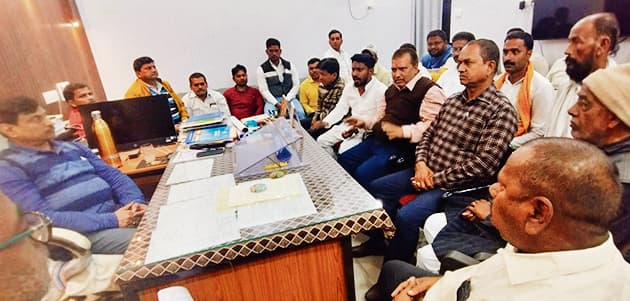 Chapra News : नगर आयुक्त से मिले 27 वार्ड आयुक्त, योजनाओं का टेंडर निकालने की अपील