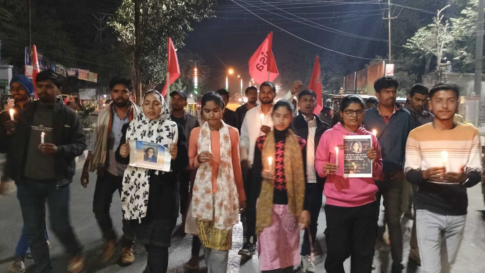 स्नेहा को इंसाफ दिलाने के लिए निकाला कैंडल मार्च