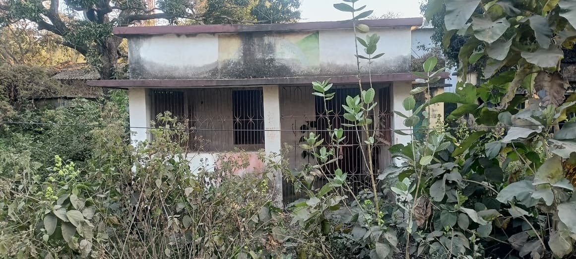 वन विभाग की ओर से लाखों रुपये की लागत से बना चेक नाका जर्जर