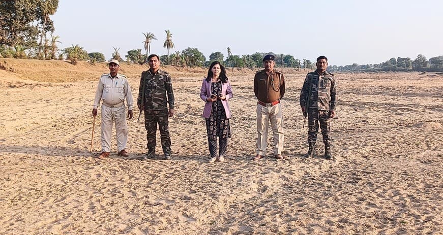 अवैध बालू उठाव, परिवहन व डंपिंग पर शिकंजा कसने को लेकर अधिकारियों ने किया घाट का निरीक्षण