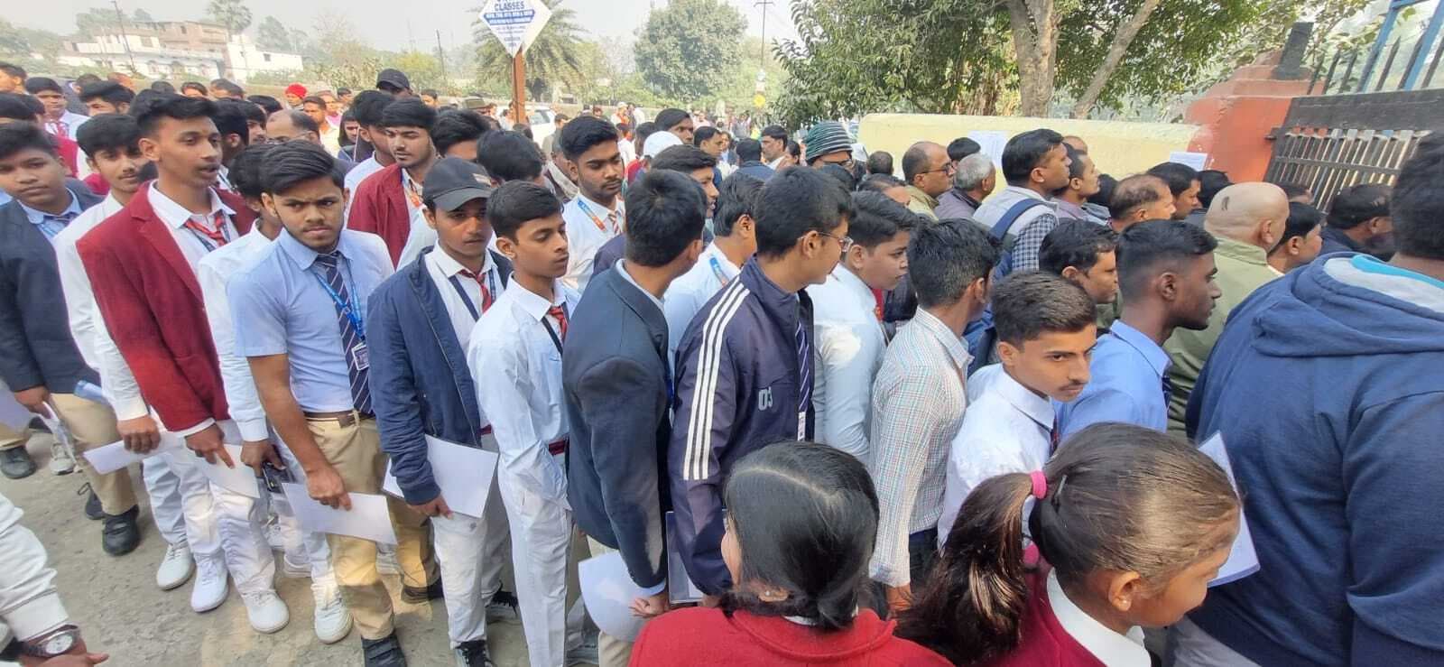 CBSE 10th and 12th exam: अंग्रेजी का आसान पेपर देखकर परीक्षार्थियों के चेहरे खिल उठे
